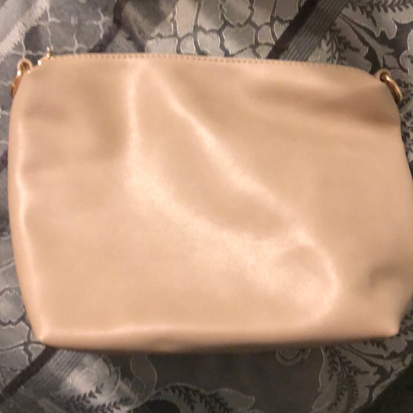 Medium tote with gold chain accent - Picture 3 of 4